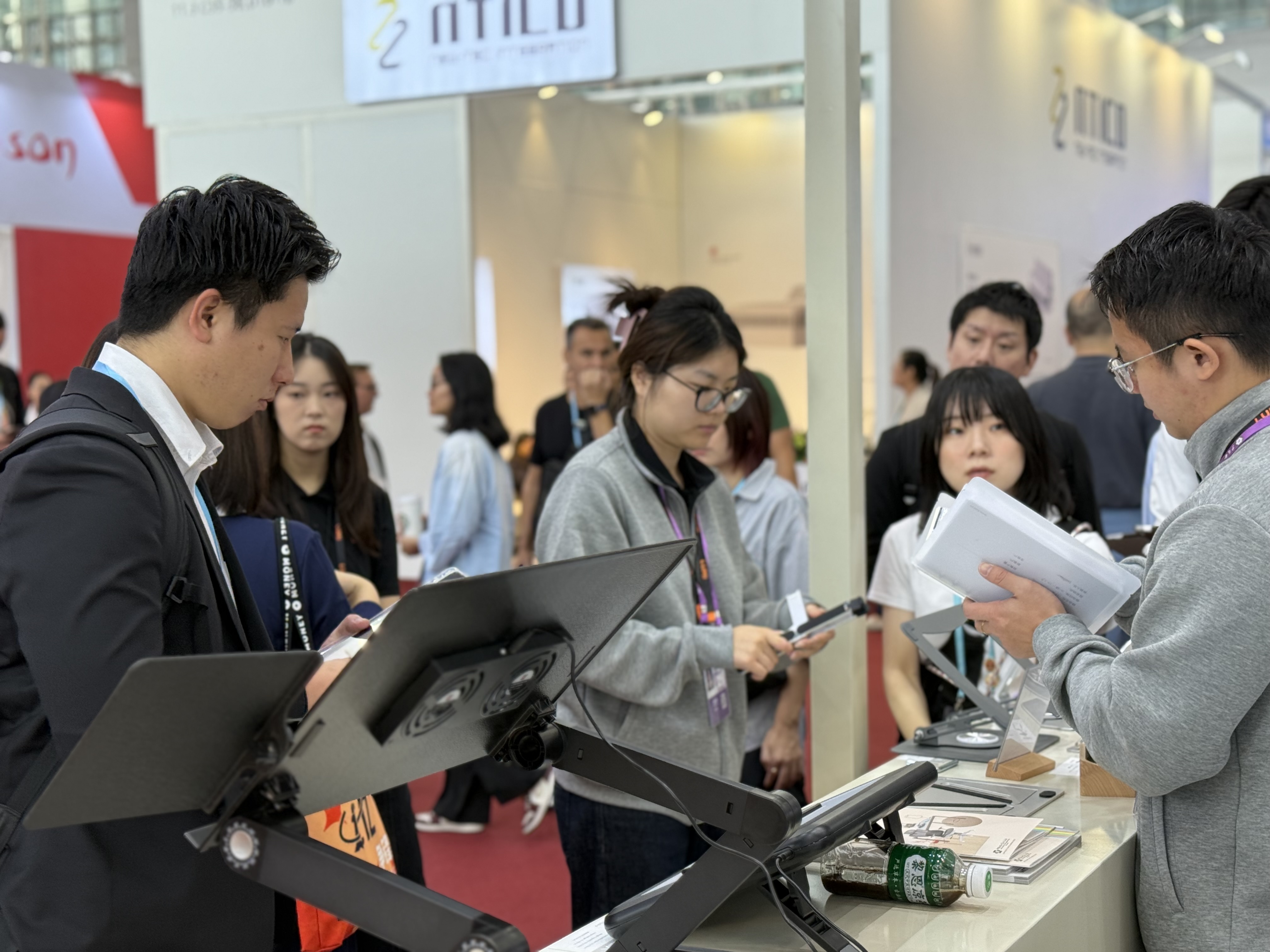 2025 Autumn Canton Fair: Buyers visit LUMIVIDA booth to explore products and global sourcing solutions.
