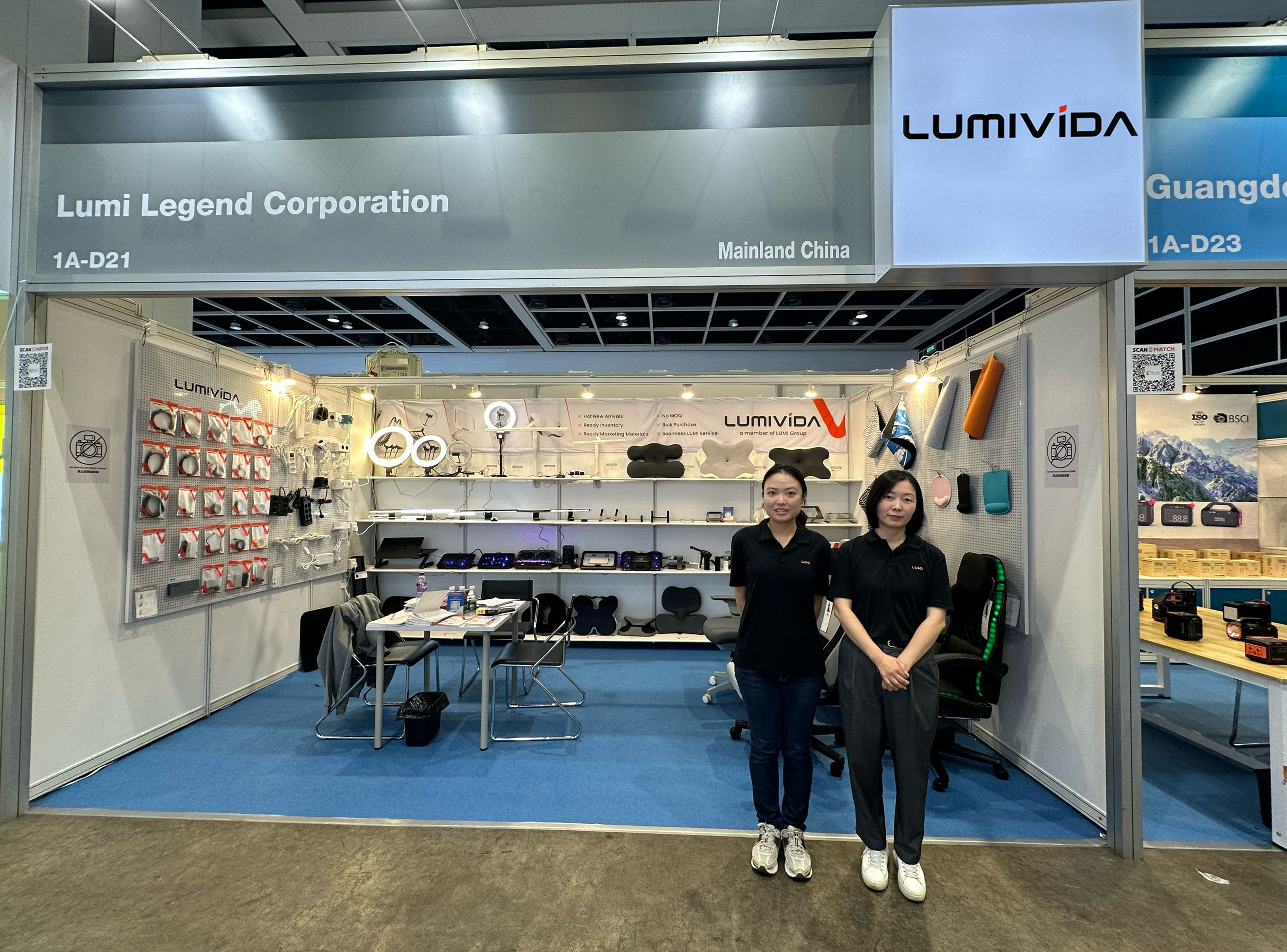 A group photo of the LUMIVIDA souecing team in front of their booth at the Hong Kong Electronics Fair