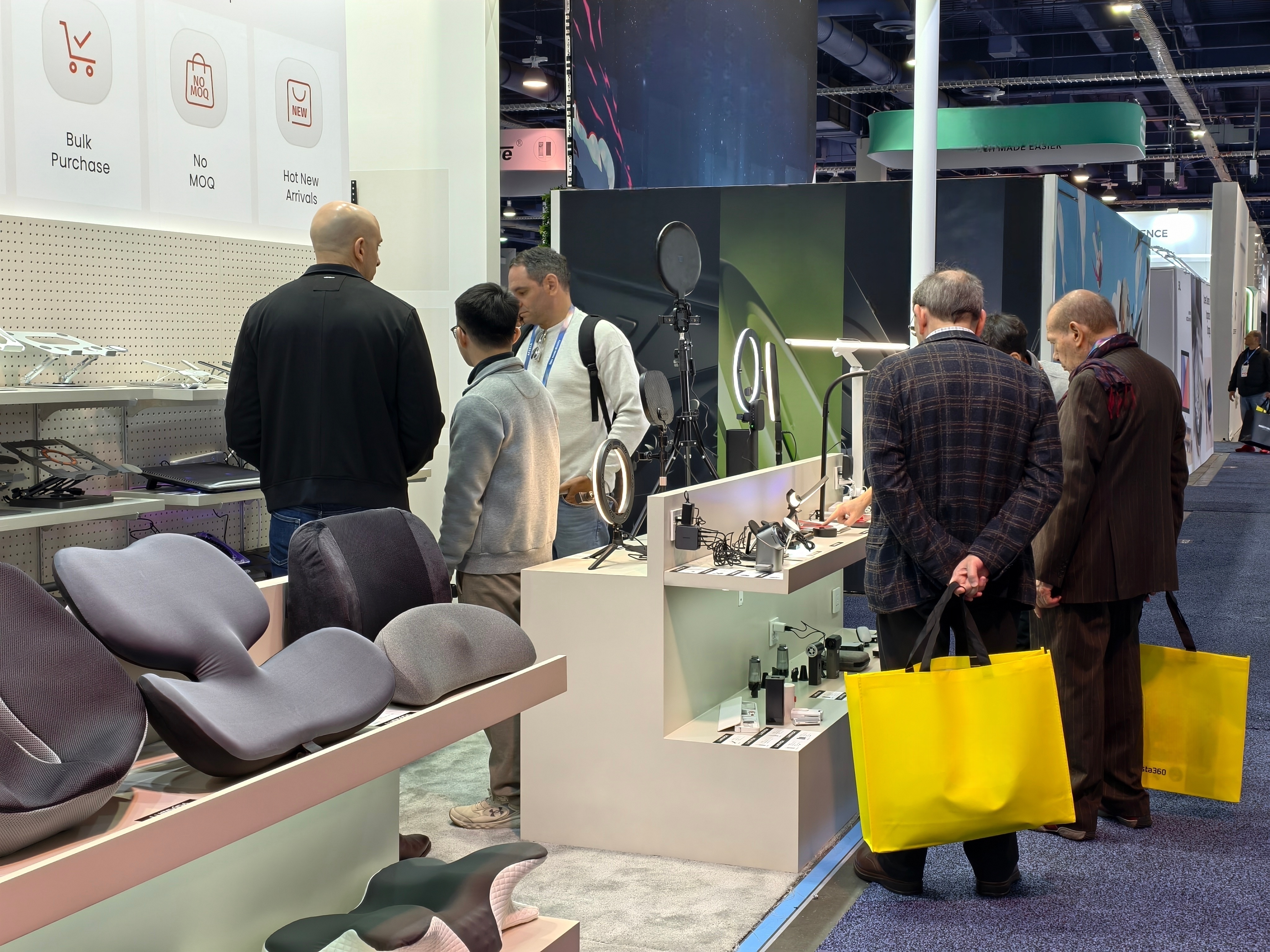 Many customers are making inquiries at LUMIVIDA booth