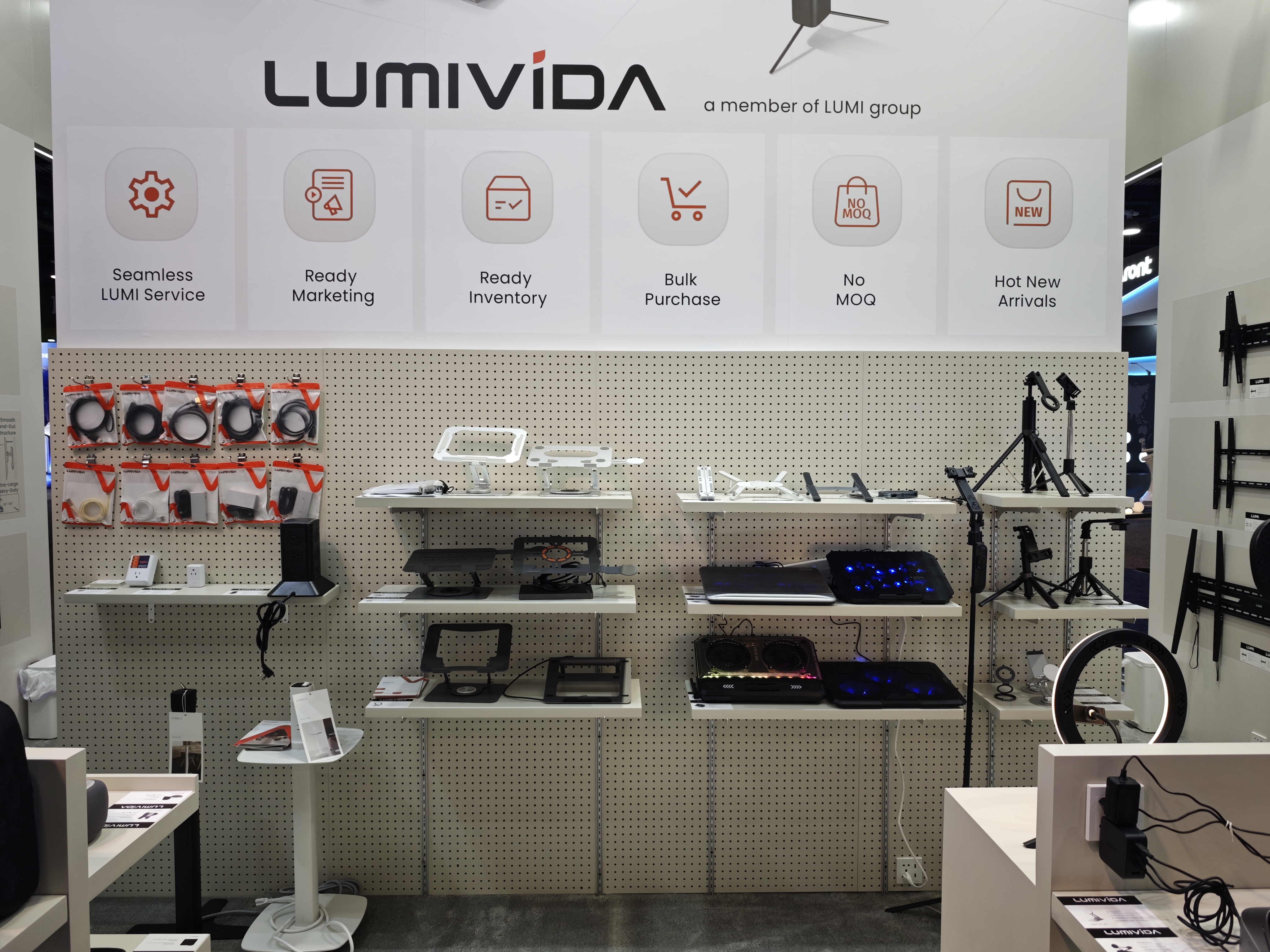 The LUMIVIDA product wall displays office and electronic items.