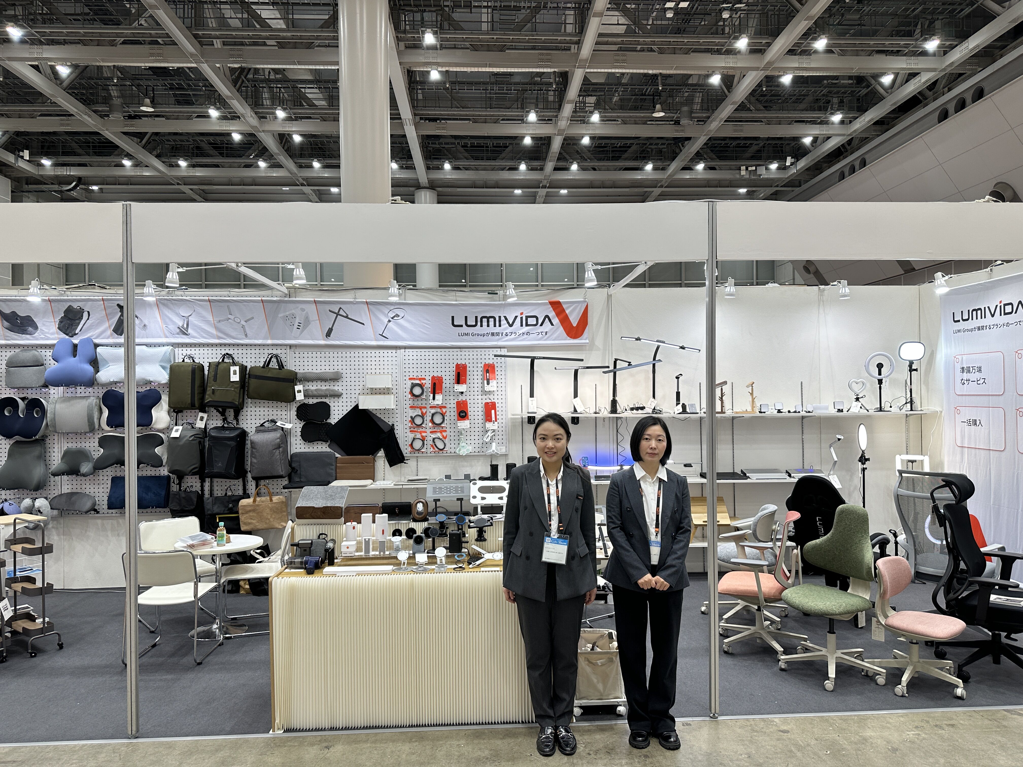 Sales colleagues posing for a group photo in front of the exhibition stand