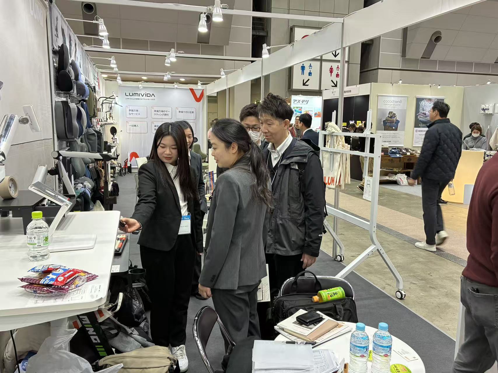 Sales colleagues addressing customer enquiries at the exhibits